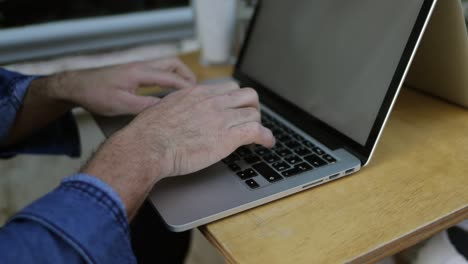 Männliche-Hände-Tippen-Auf-Der-Laptop-Tastatur
