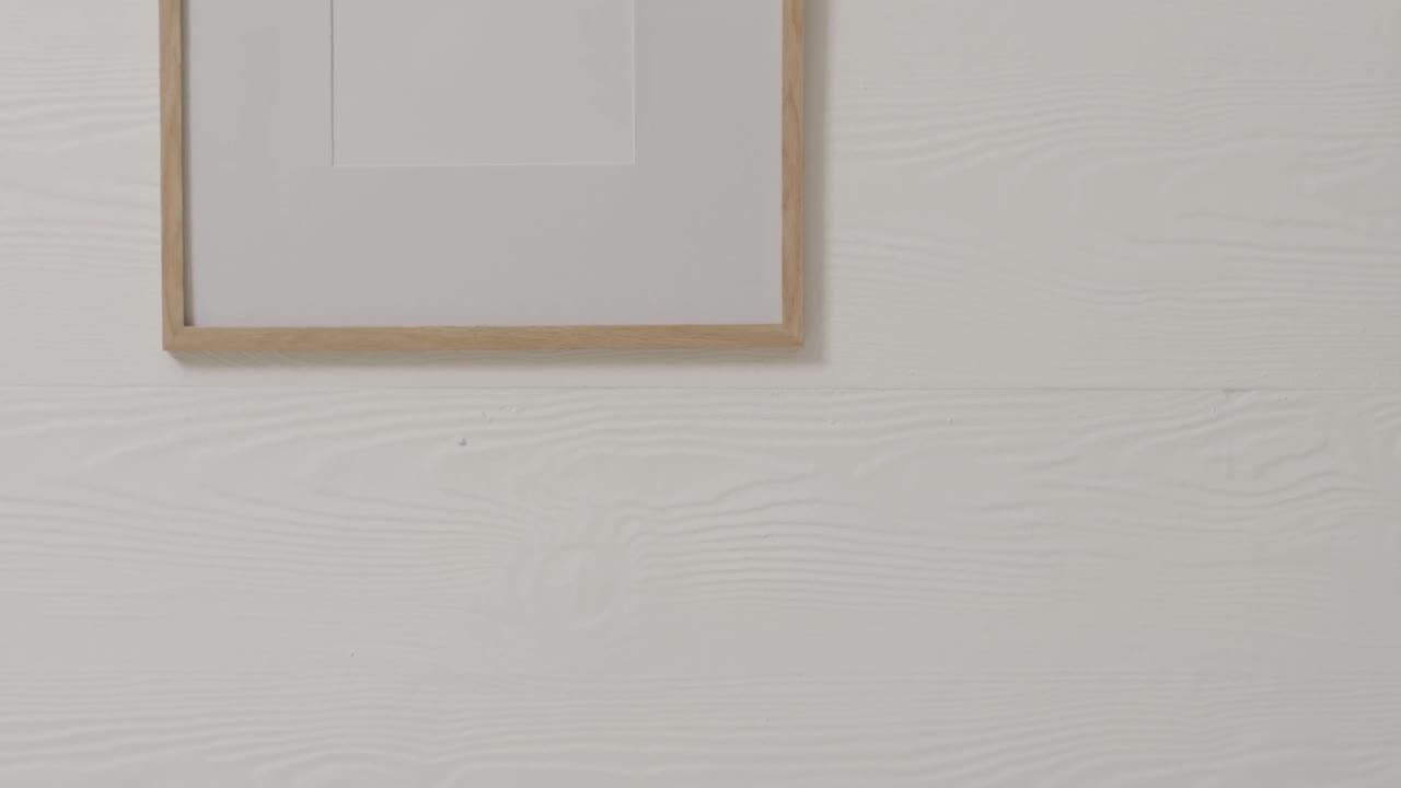 marco de madera con espacio de copia con fondo blanco y pared blanca