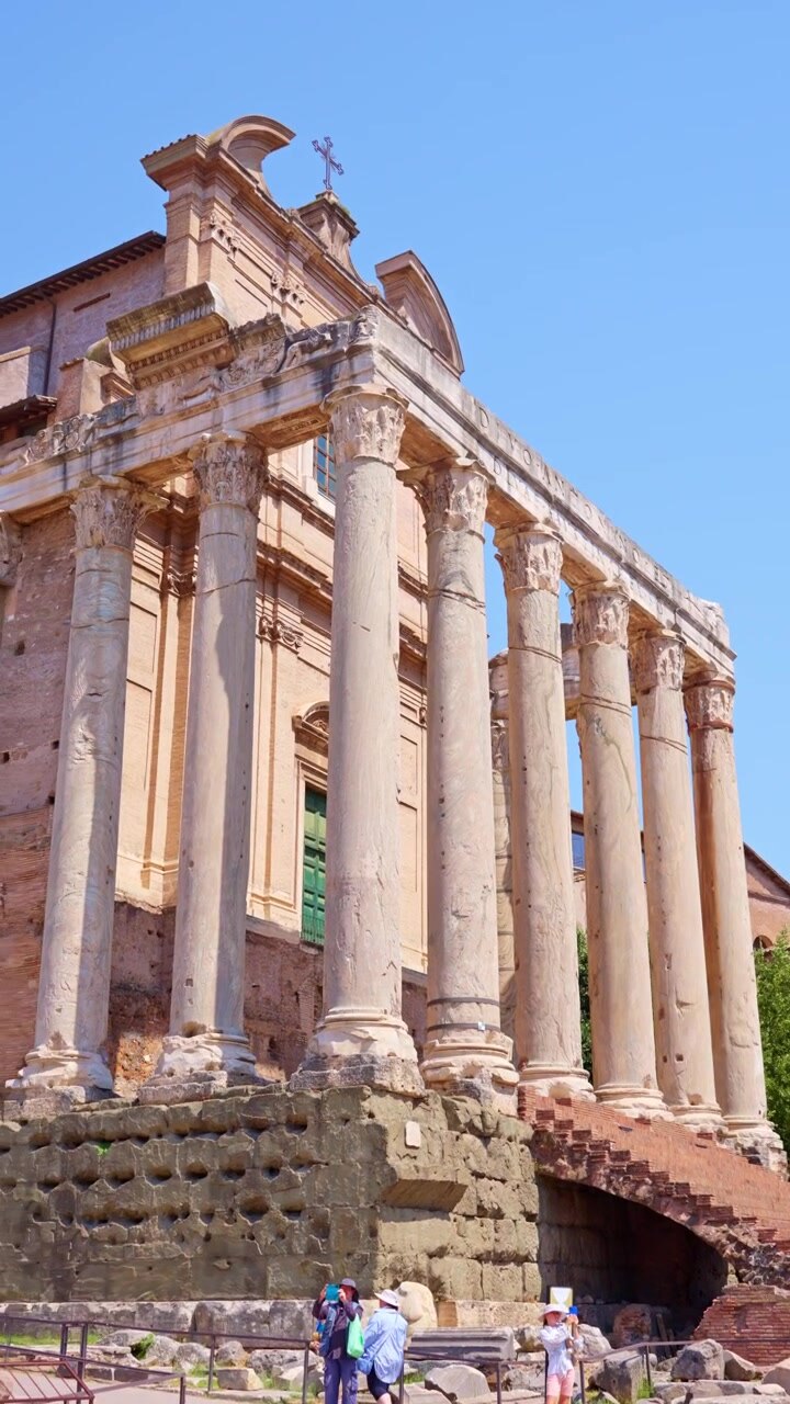 Rovine dell'antico Tempio di Antonino e Faustina a Roma