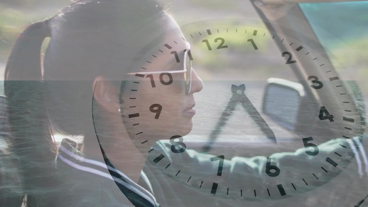 Conductora manejando con firmeza, superposición de reloj apareciendo y girando, mostrando el tiempo de viaje para el automóvil.