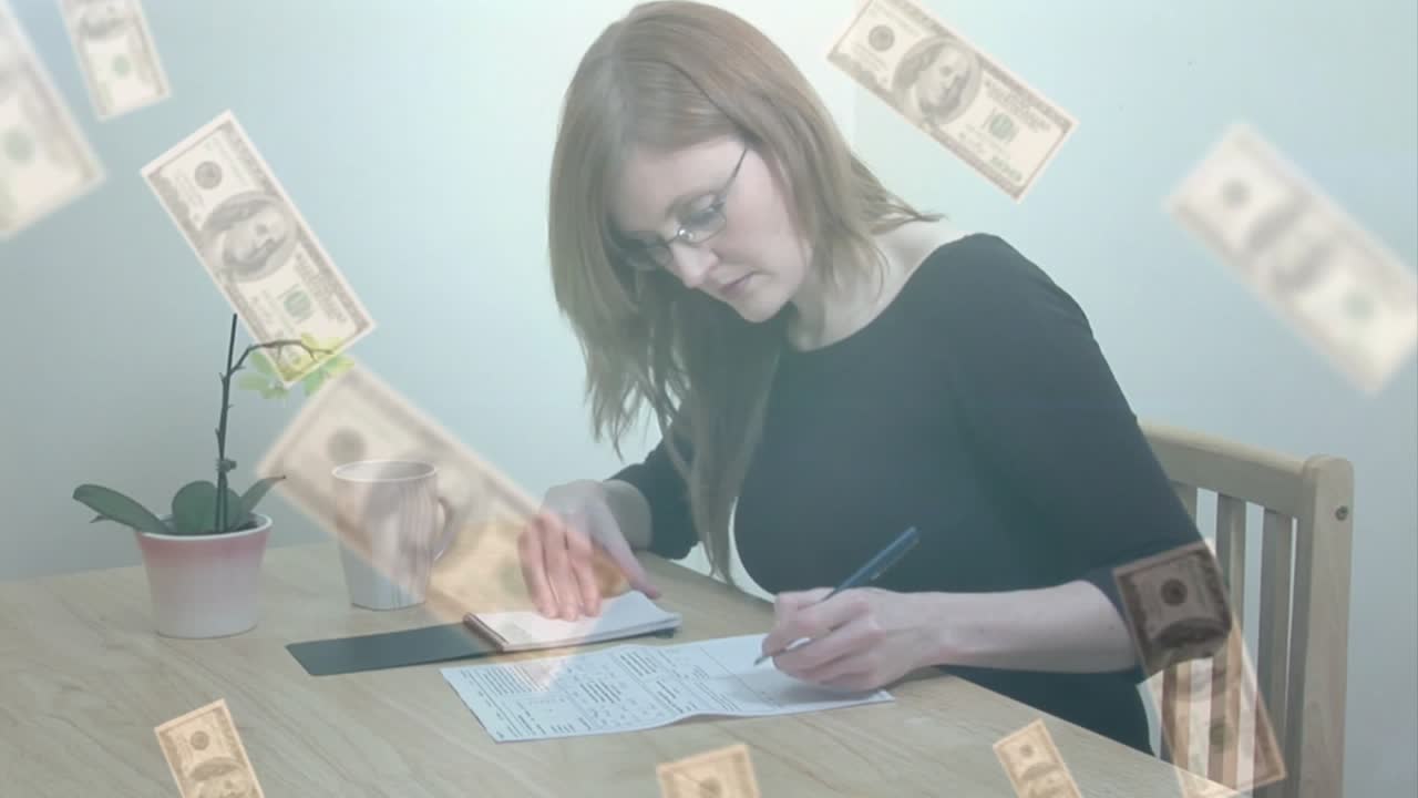 Donna che compila un modulo finanziario, tra dollari fluttuanti, sfogliando documenti e tracciando le spese.