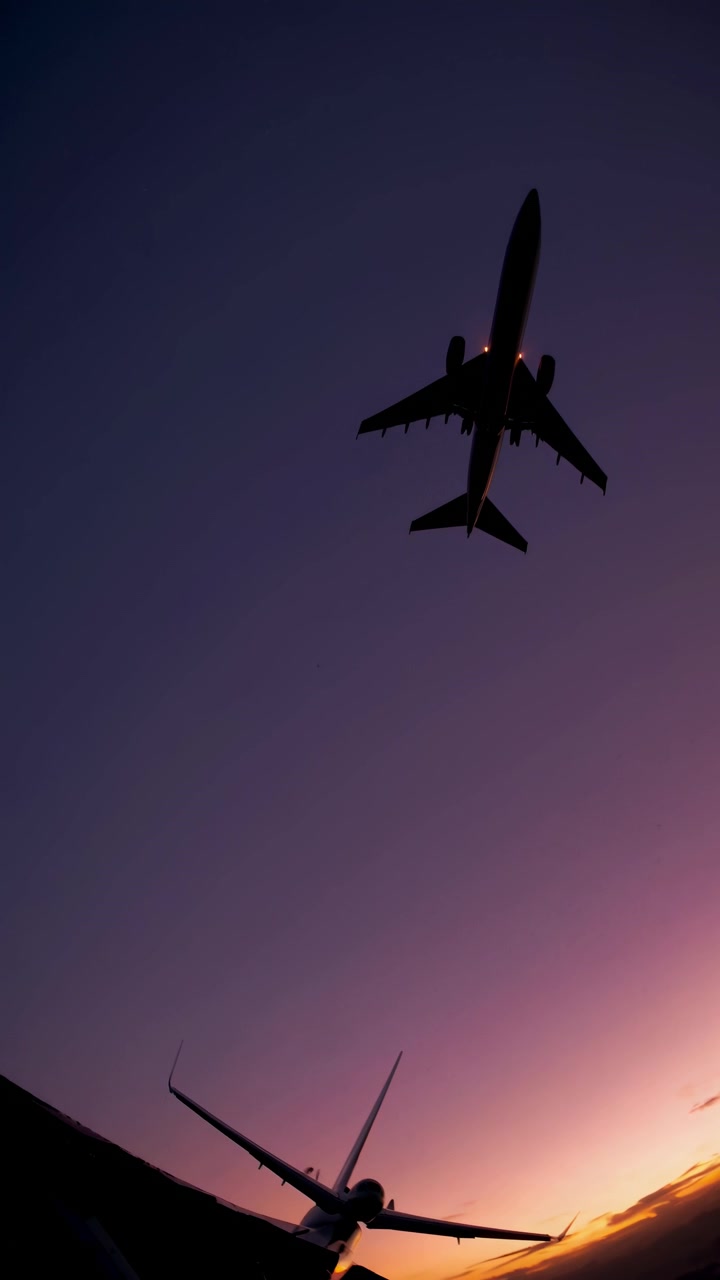 Avião Voando Contra um Céu Vibrante ao Pôr do Sol