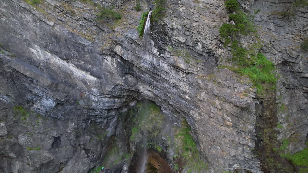 Cascata di Rrogami, acqua fredda che cade su un pendio roccioso di alta montagna alpina in Albania