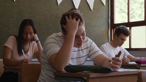 adolescentes en un aula de escuela