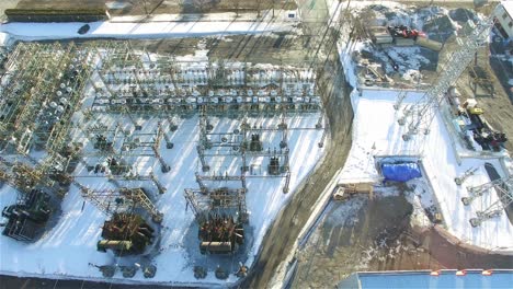 edificio de transformadores eléctricos en invierno, vista aérea de drones