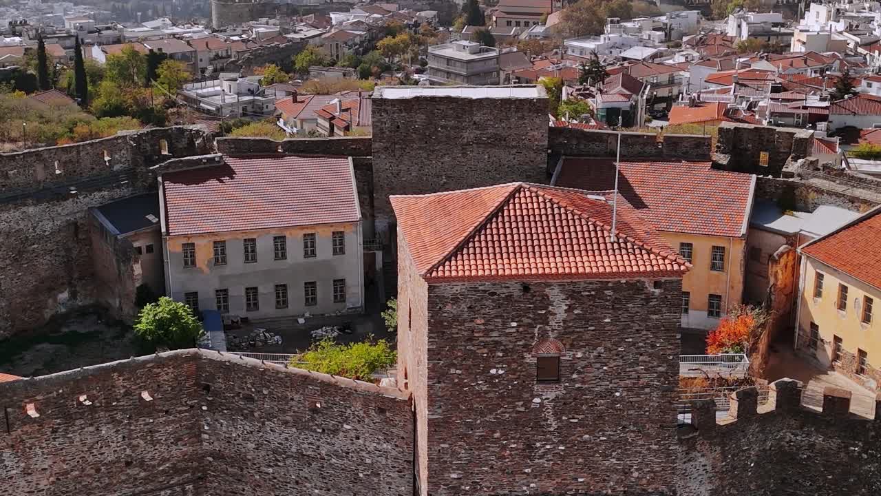 Castello in Grecia con tetti rossi e edifici circostanti