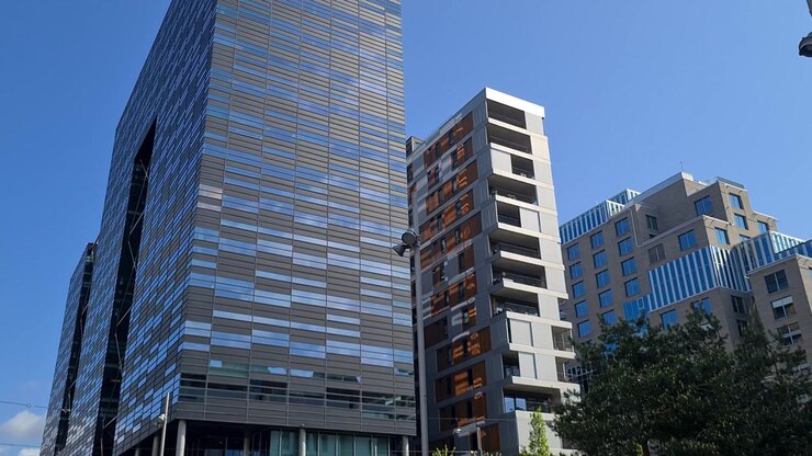 Architettura moderna di Oslo, Norvegia. Nuovi edifici residenziali in un quartiere centrale, panorama.