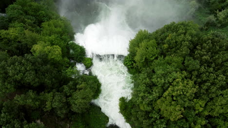 Water-Flowing-To-Marmore-Falls-With-Lush-Green-Forest-In-Umbria,-Italy