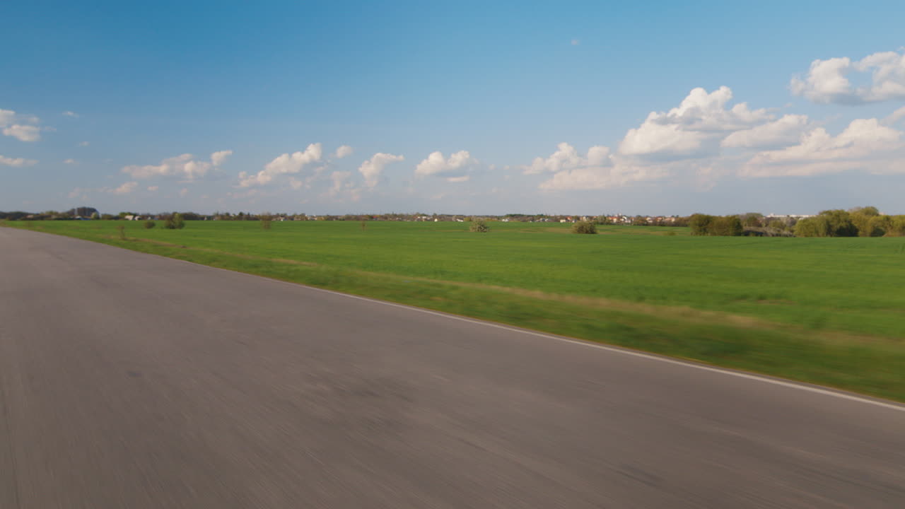 paseos en bicicleta por la carretera en el campo campos verdes de primavera y cielo azul