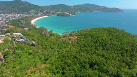 vista aérea de la playa tropical y el complejo