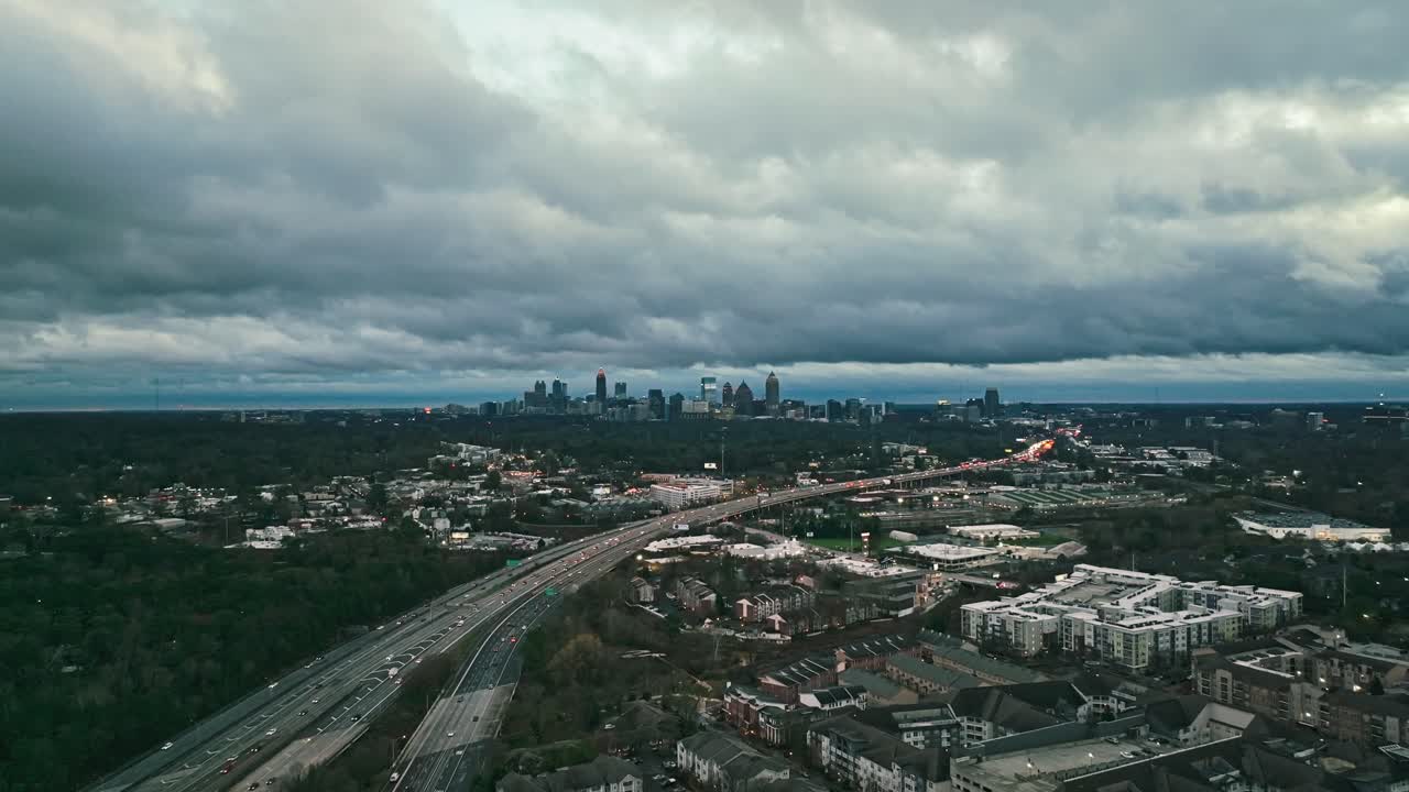 tráfico en la autopista noreste con el horizonte del centro de atlanta en la distancia en georgia, estados unidos