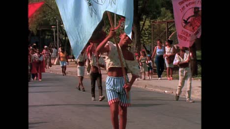 Historic-street-scenes-from-Cuba-in-the-1980s-14