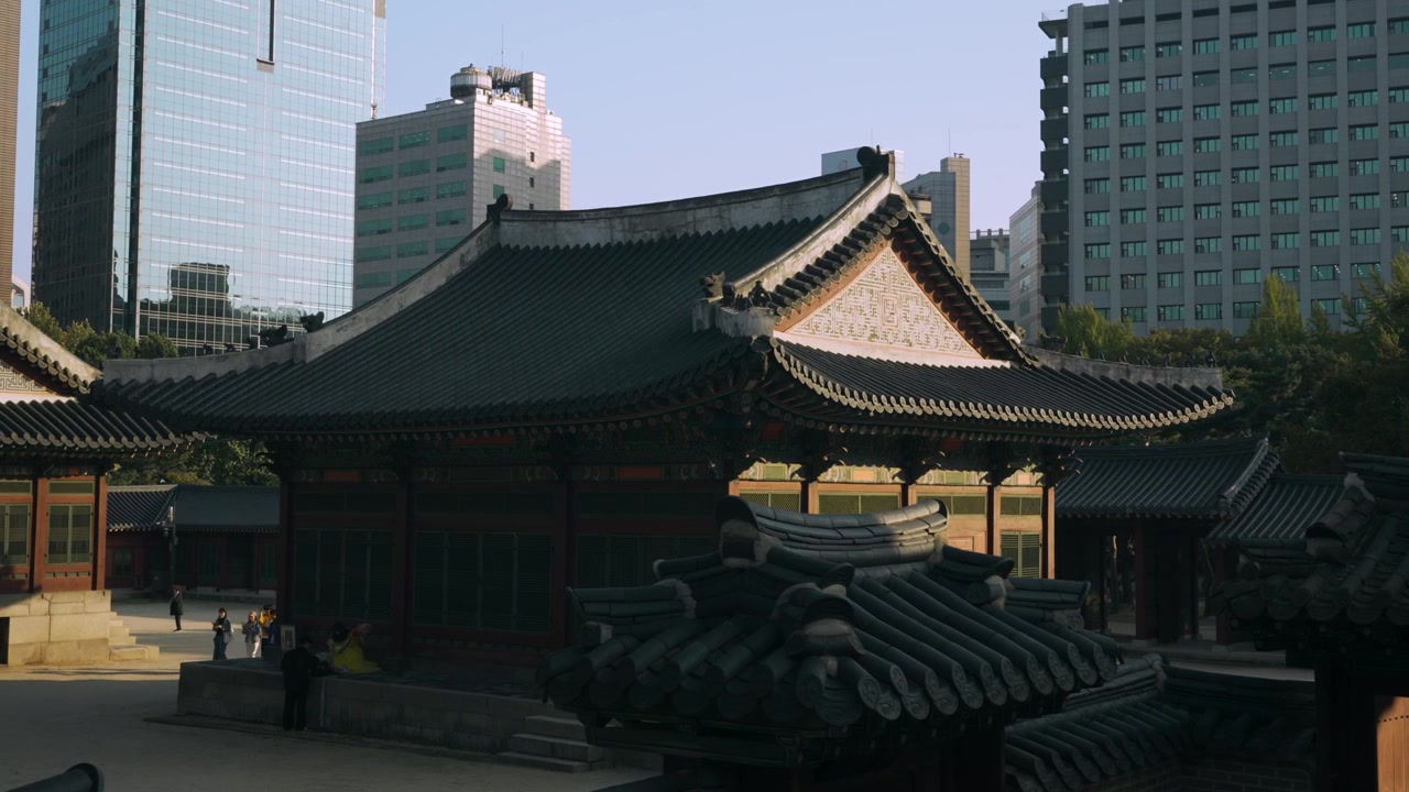 Sala Deokhongjeon con grattacieli sullo sfondo al Palazzo Deoksugung a Seul, Corea del Sud. - Ripresa a scorrimento, inquadratura a rivelazione.