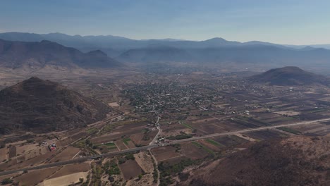 Pueblo-En-Los-Valles-Centrales-De-Oaxaca-Visto-Desde-Arriba.