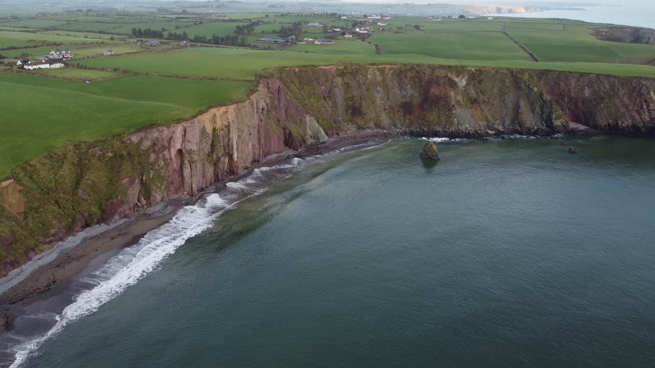 toma aérea de una tarde tranquila en la costa de cobre de waterford en una tranquila mañana de invierno