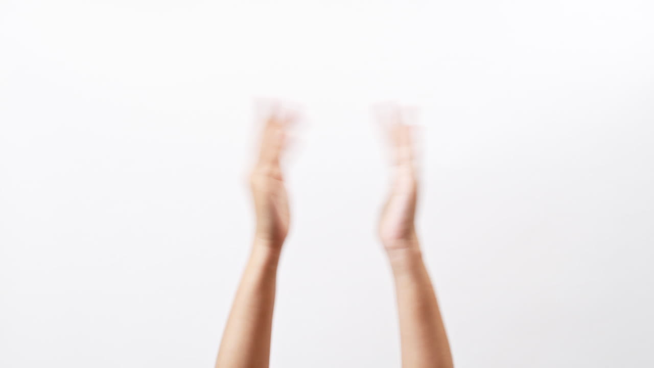 흰색 스튜디오 배경에 격리된 손짓으로 박수를 치며 박수를 치며 여자의 손뼉을 치며 제품 홍보를 위한 문자 메시지를 배치할 수 있는 복사 공간이 있습니다.