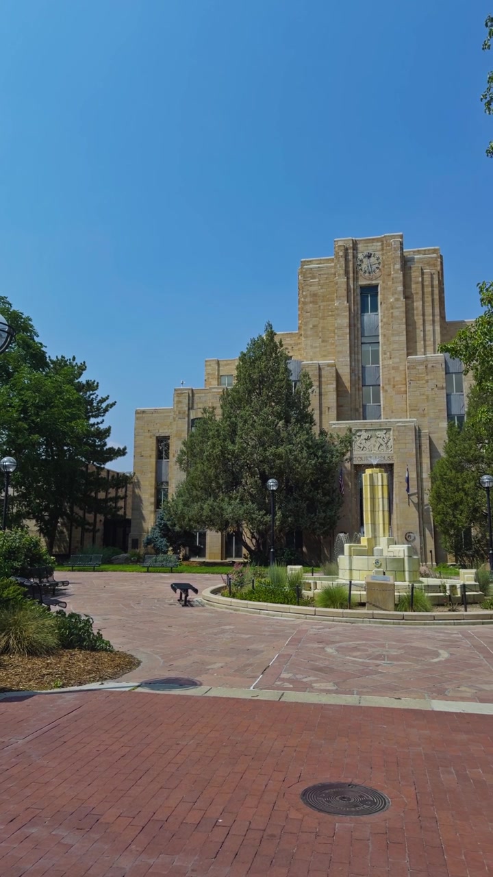 Lo storico tribunale della contea di Boulder si erge dietro una fontana in pietra nel centro di Boulder, Colorado