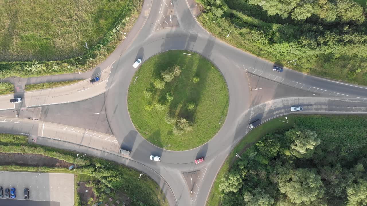 una vista aérea de una rotonda en inglaterra volando hacia arriba
