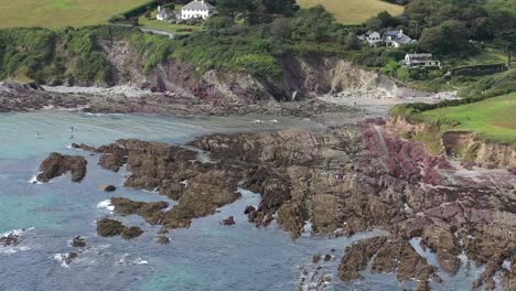 vista aérea aérea que revela la bahía de talland, ubicada en el camino costero suroeste entre la ciudad de looe, en cornualles, y el pueblo de polperro