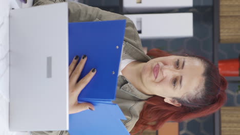 Vertikales-Video-Einer-Positiven-Geschäftsfrau,-Die-Papierkramdateien-Schließt.