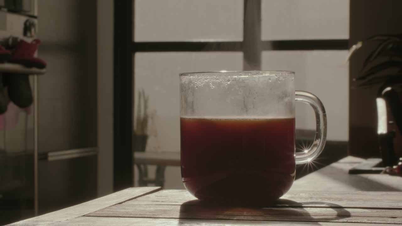 하루를 시작하기 위해 뜨거운 아침 커피