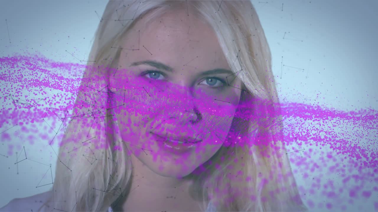 Žena čelem ke kameře, purpurová stuha se vlní přes oči, zužující se záběr, ukazuje technologické uzly.