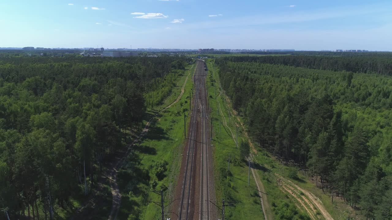 двухполосная железная дорога. камера движется вдоль железной дороги