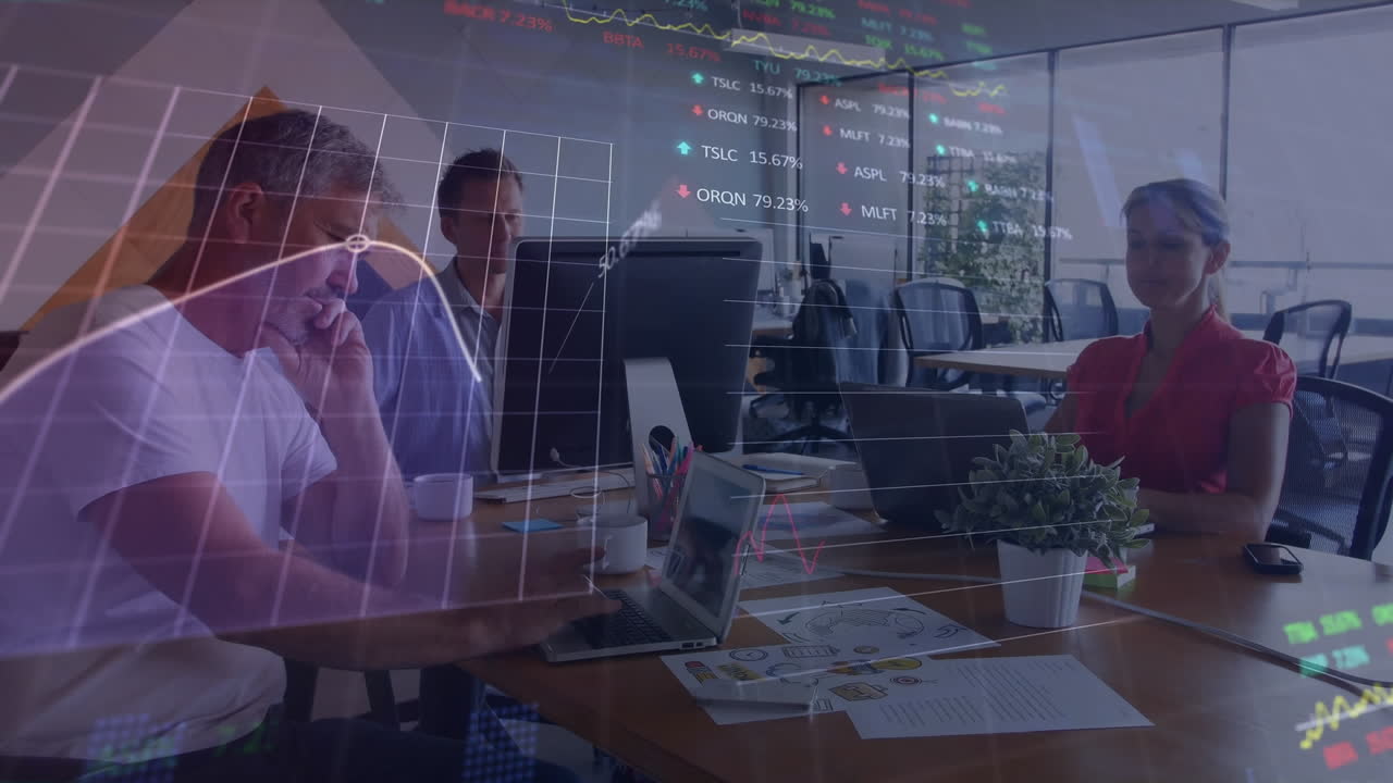 animación del procesamiento de datos financieros sobre diversas personas de negocios en la oficina