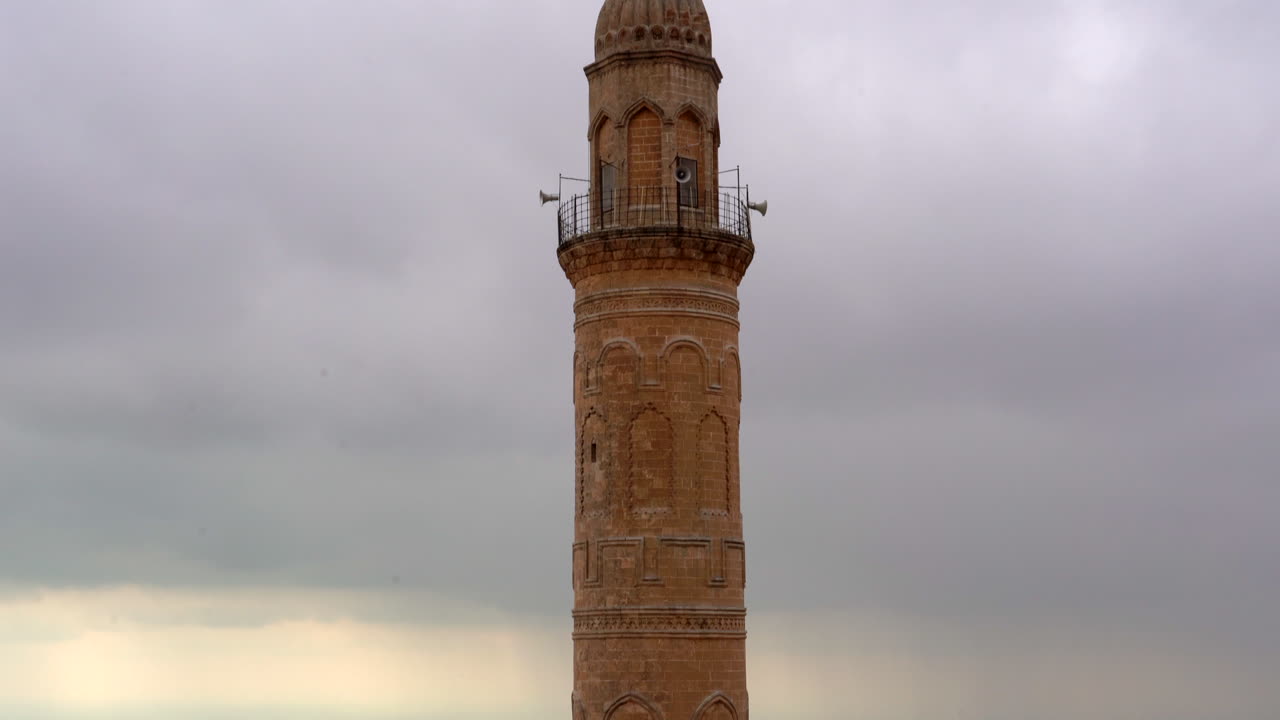 minarete mardin ulu camii en un día brumoso con vistas a mezopotamia