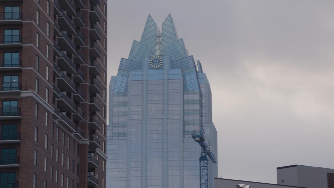 Panorâmica para a direita da torre Frost Bank em Austin, Texas.