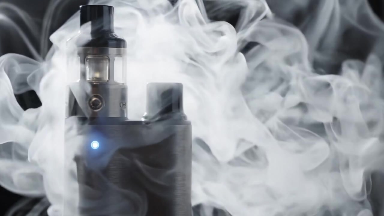 Ein elegantes Vape-Gerät, das Dampfschwaden vor dunklem Hintergrund ausstößt und das anspruchsvolle Design sowie die Atmosphäre der modernen Vaping-Kultur präsentiert.