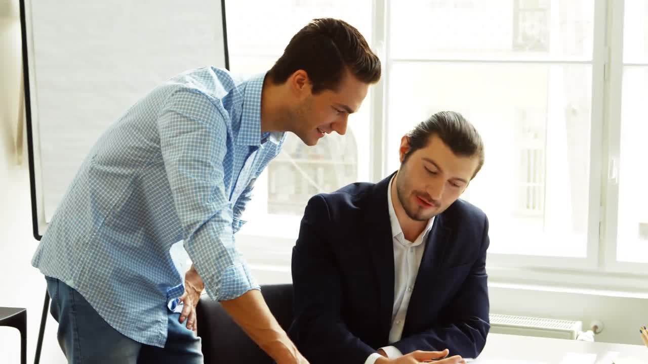 colegas de negocios discutiendo sobre el plan