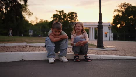 niños sentados juntos al atardecer en un parque