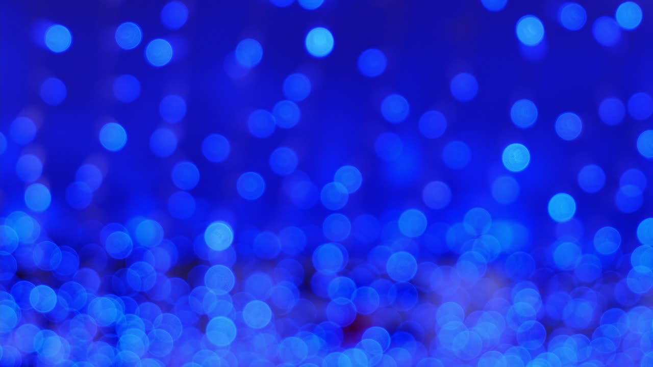 las luces azules borrosas en el fondo.