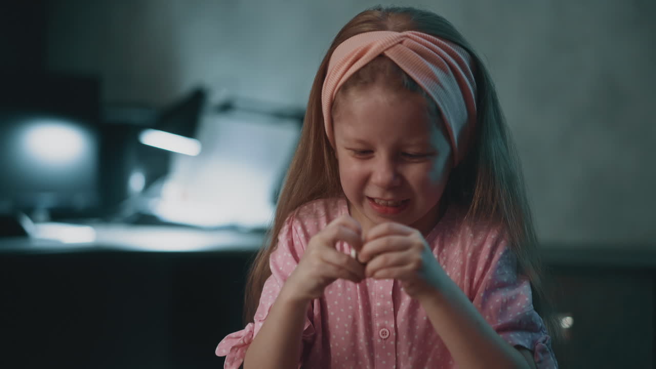 chica asiduo trata de abrir botella de píldoras para curar a su hermano