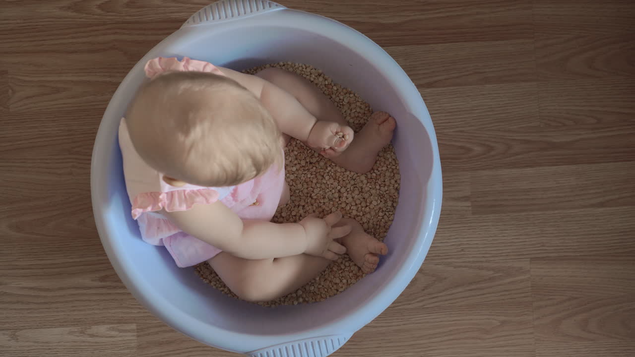 Bambina carina in una vasca rotonda blu