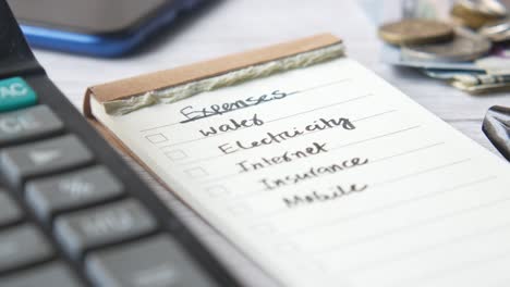 lista de comprobación de gastos con calculadora y dinero