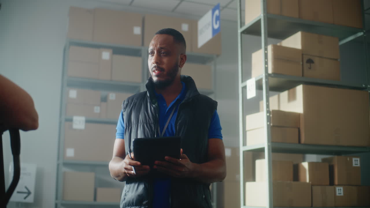 equipo de almacén discutiendo inventario y pedidos