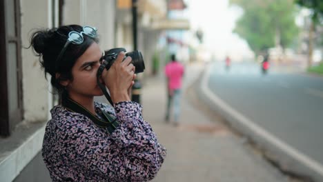 Fotógrafa-India-Profesional-Que-Captura-Las-Calles-De-La-Ciudad-Local-Con-Su-Cámara-Réflex-Digital-Profesional