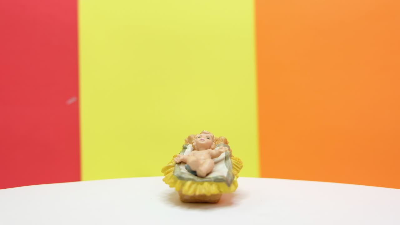 jesucristo en el pesebre y el fondo colorido.