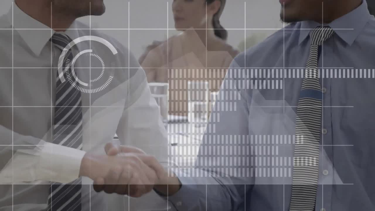 interfaz digital con procesamiento de datos contra dos empresarios diversos que se dan la mano