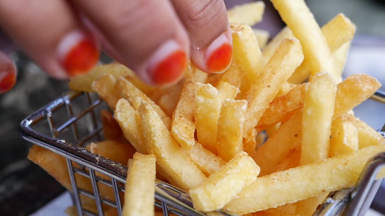 primer plano de papas fritas crujientes en una canasta de metal