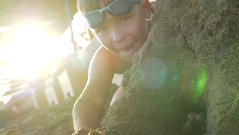 Niño-Divirtiéndose-En-La-Playa-Y-Haciendo-Castillos-De-Arena