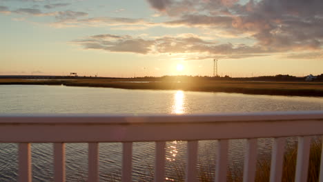 Nueva-Jersey-Puesta-De-Sol-Sobre-El-Puerto-Con-Valla-Pasando-Horizontalmente