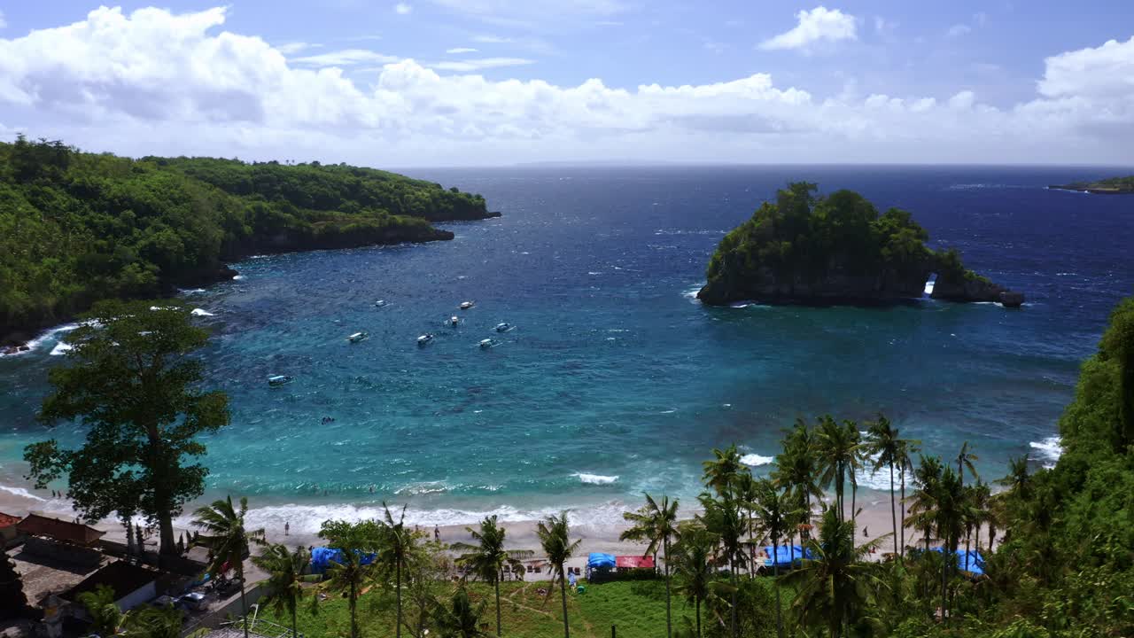 playa de la bahía de cristal en la isla de nusa penida, bali, indonesia - retirada aérea