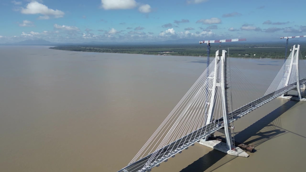 Batang Lupar Bro 1 er en 4,884 kilometer lang tosporet bro i Sarawak, officielt anerkendt som den længste flodkrydsende bro i Malaysia. Den strækker sig over Batang Lupar-floden