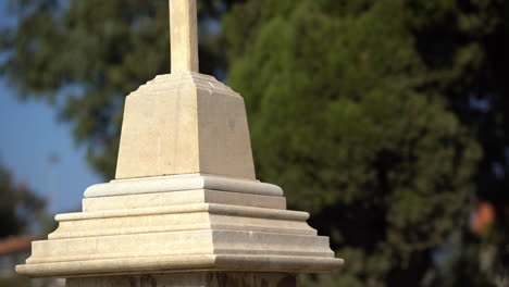 Bottony-Tomb-Cross-at-British-Civil-Cemetery-in-Haifa,-Israel