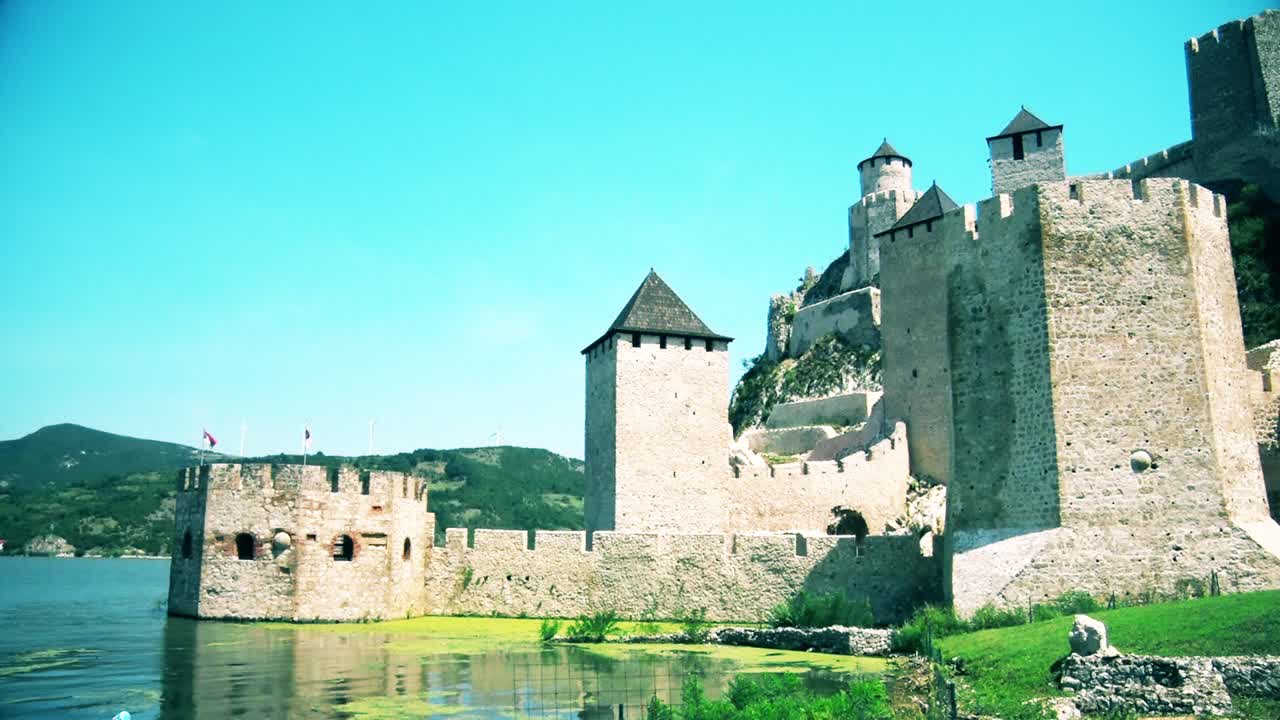 una antigua fortaleza medieval junto al agua