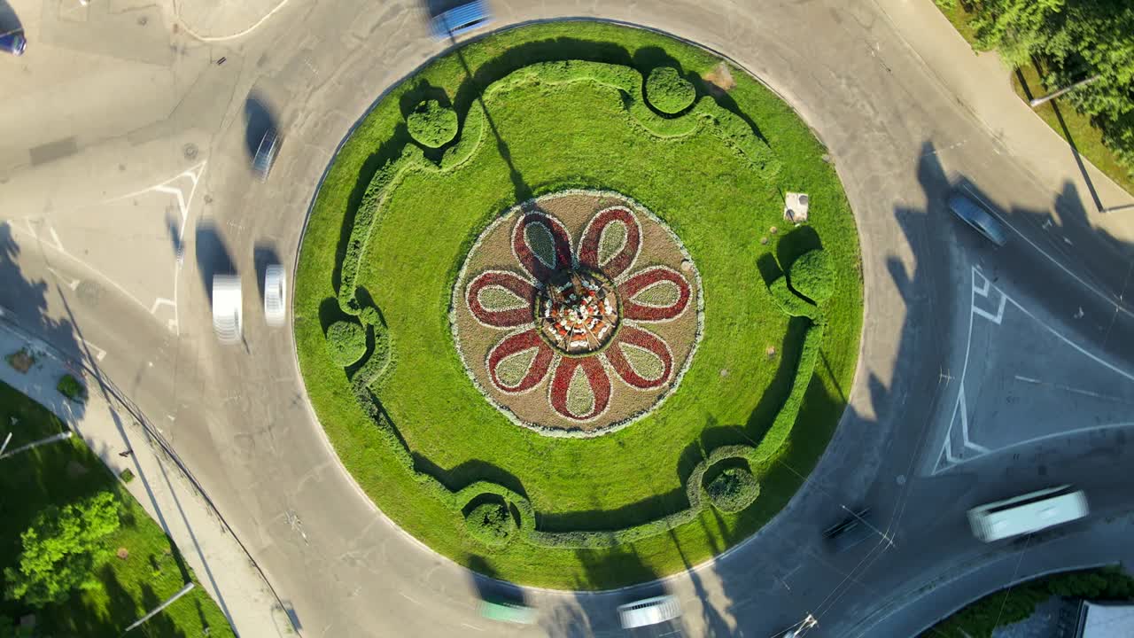 воздушный вид timelapse круговой дороги с круговыми автомобилями в небольшом европейском городе в солнечный летний день