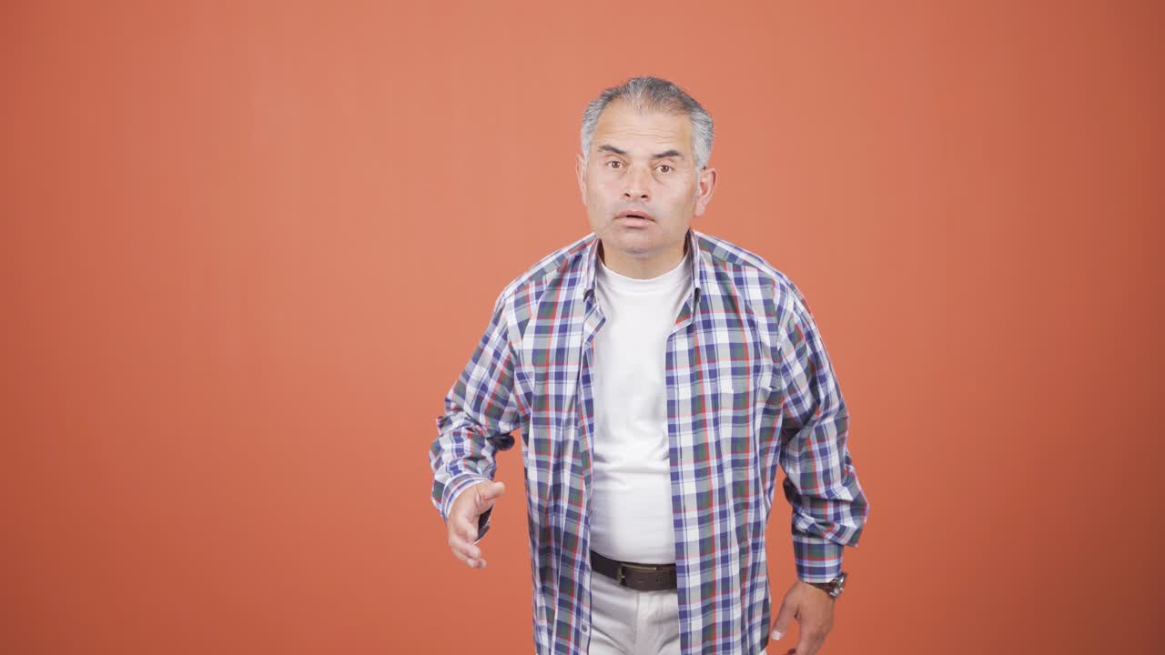 놀라서 카메라를 쳐다보는 남자